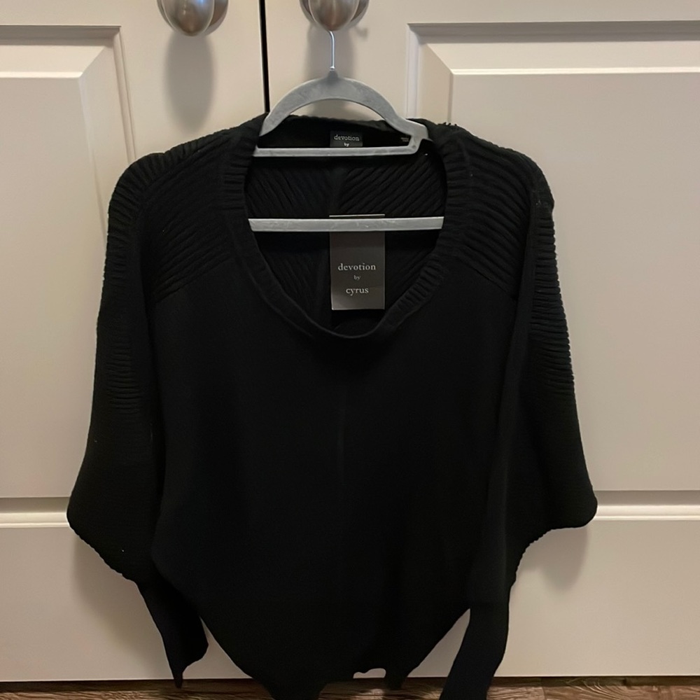 NWT Devotion by Cyrus Medium Long Sleeved top. 🖤